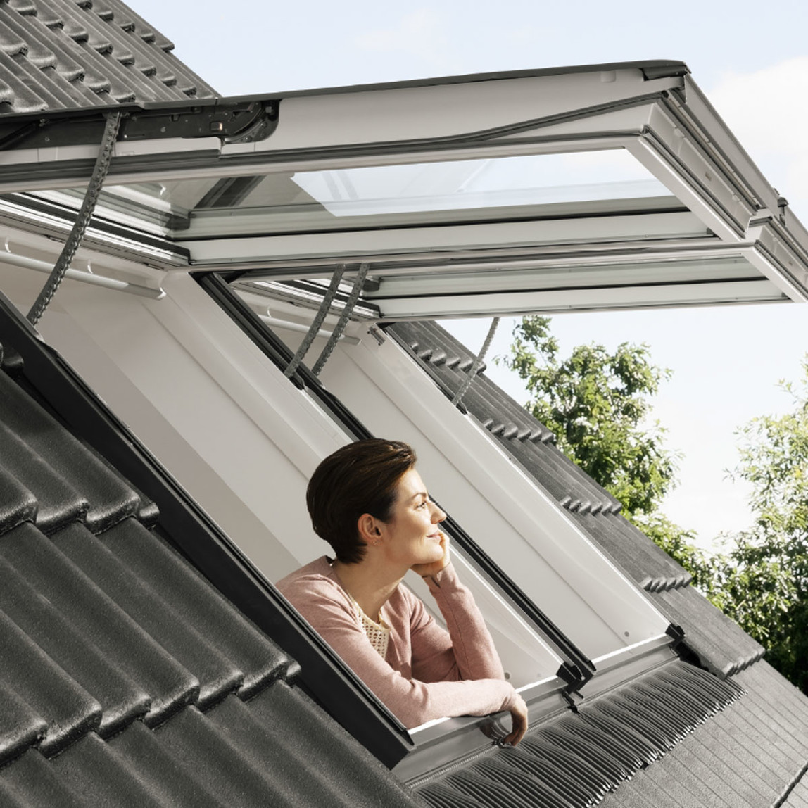    Velux Üstten Menteşeli Beyaz Çatı Penceresi  55x98 cm 