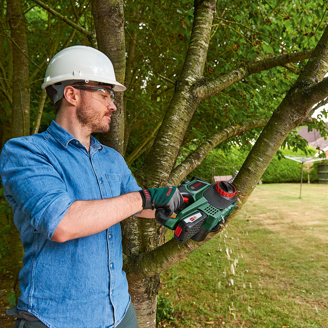    Bosch UniversalChain 18 Akülü Zincirli Ağaç Kesme Makinesi 