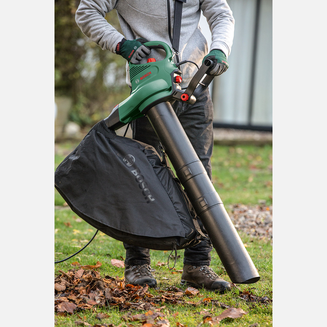    Bosch Universal Garden Tidy 3000 Yaprak Üfleme ve Toplama Makinesi 