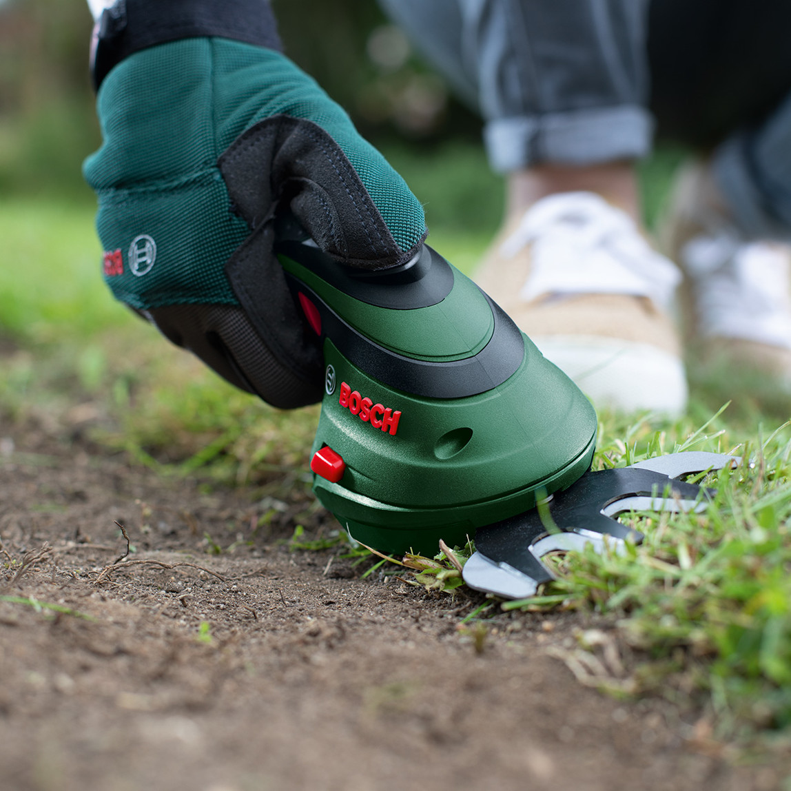    Bosch Isio III Akülü Çit Kesme Makinesi  