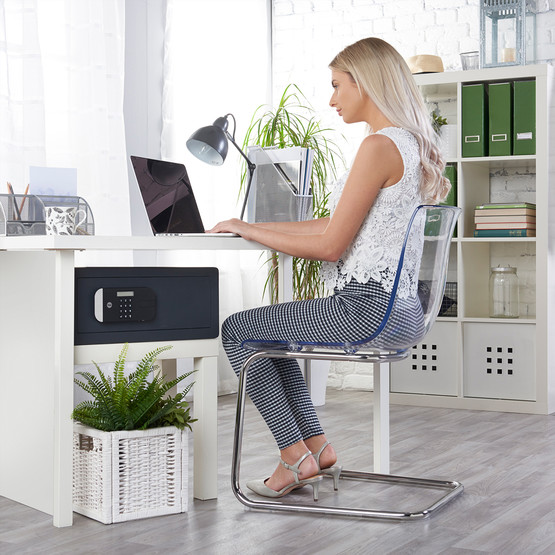 Yale YLFM/200/EG1 Parmak İzli Motorlu Kasa Laptop Tipi 