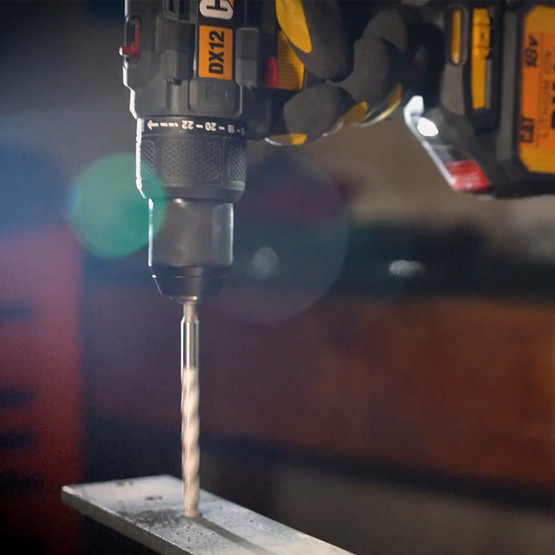 CAT DX12K 18 V 2 Ah Çift Akülü Li-ion Darbeli Profesyonel Akülü Matkap ve Vidalama + DX71 Kömürsüz Darbeli Tornavida Kom