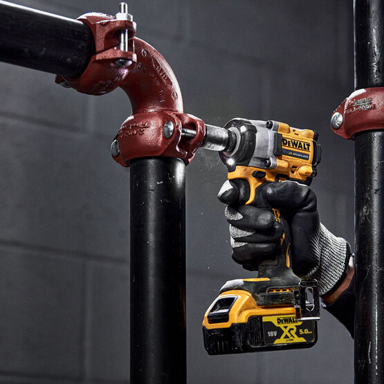 Dewalt Dcf922Nt-Xj 18 V 406 Nm Kömürsüz Motor Somun Sıkma Makinesi -Solo (Akü ve Şarj Cihazı Dahil Değildir.)