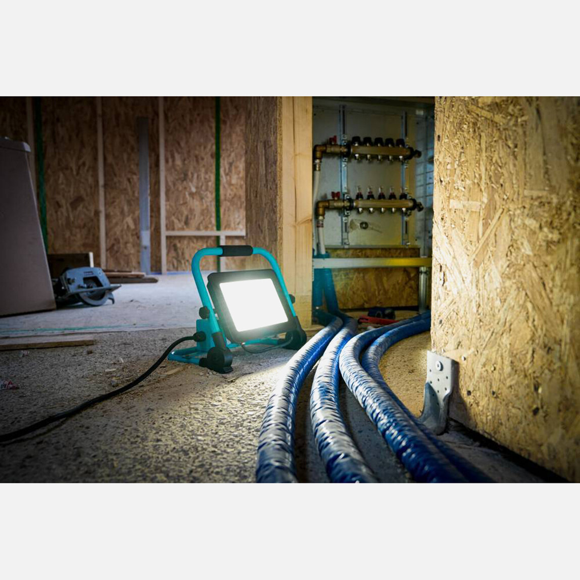    Eglo Avelar Seyyar 100W Led Dış Mekan Projektör   
