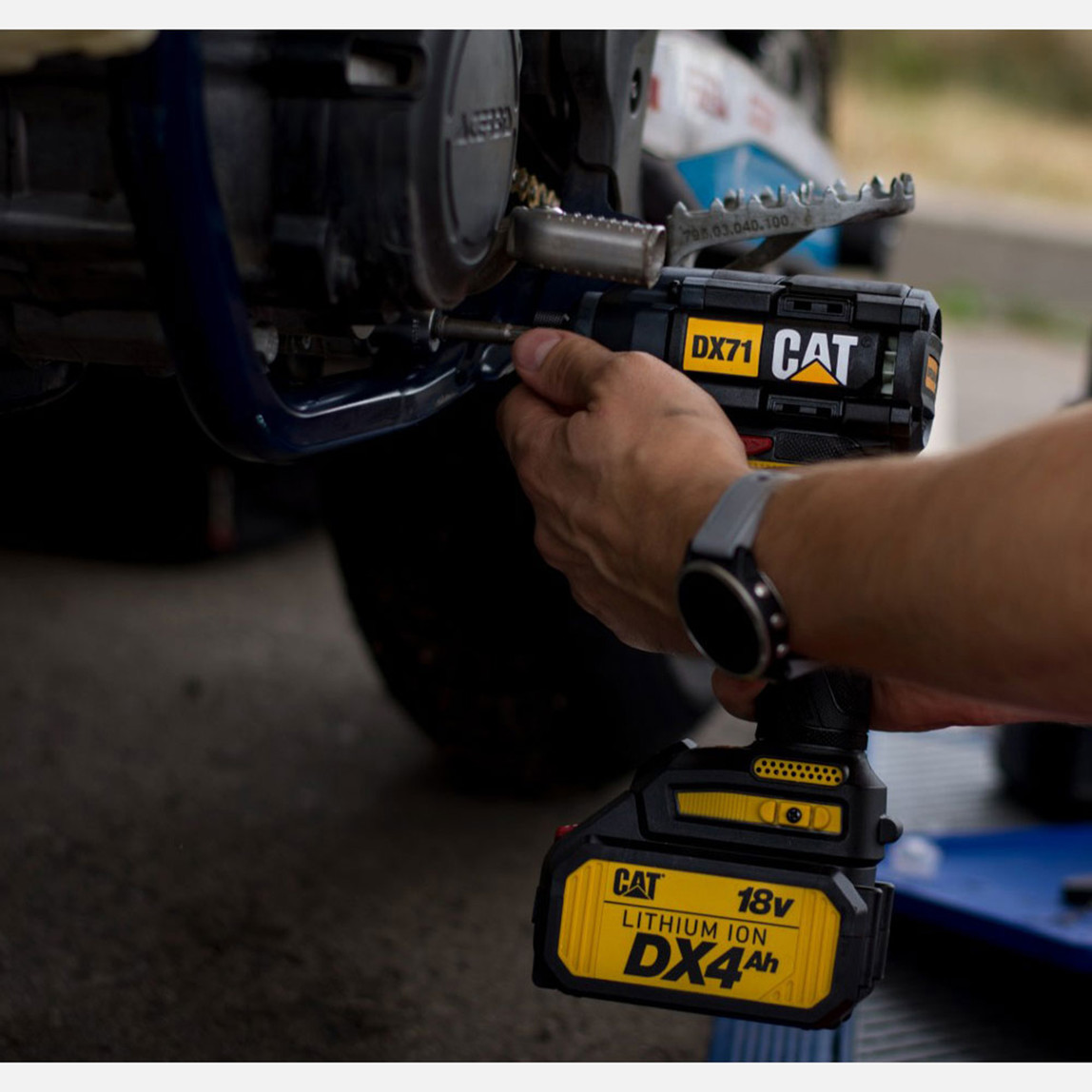    CAT DX71B 18Volt 215Nm Kömürsüz Profesyonel Şarjlı Darbeli Tornavida(Akü ve Şarj Cihazı Dahil Değildir.) 