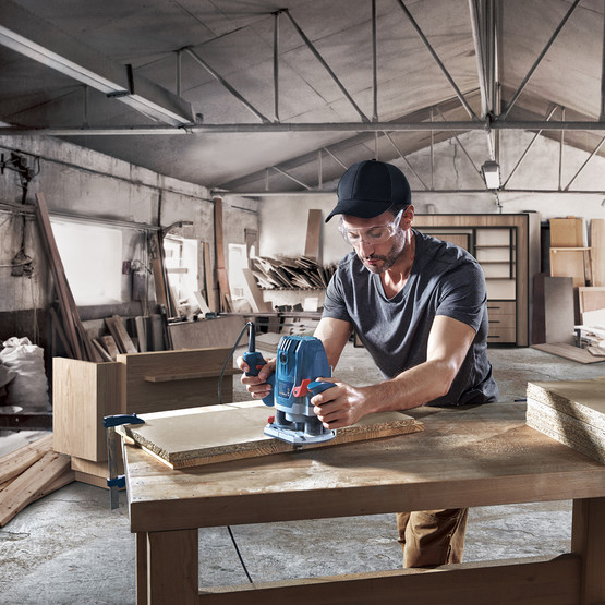 Bosch GOF 130 Freze Makinesi 
