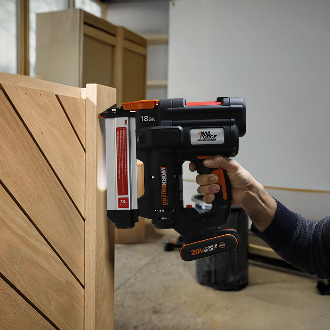    Worx WX842 20 Volt 2.0Ah Li-ion 15-50 mm Profesyonel Şarjlı Çivi Çakma Makinesi (2700 Adet Yedek Çivi Hediye) 