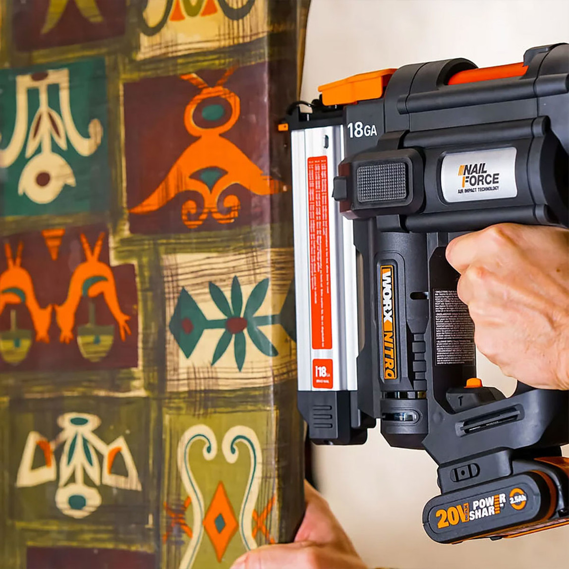    Worx WX842 20 Volt 2.0Ah Li-ion 15-50 mm Profesyonel Şarjlı Çivi Çakma Makinesi (2700 Adet Yedek Çivi Hediye) 