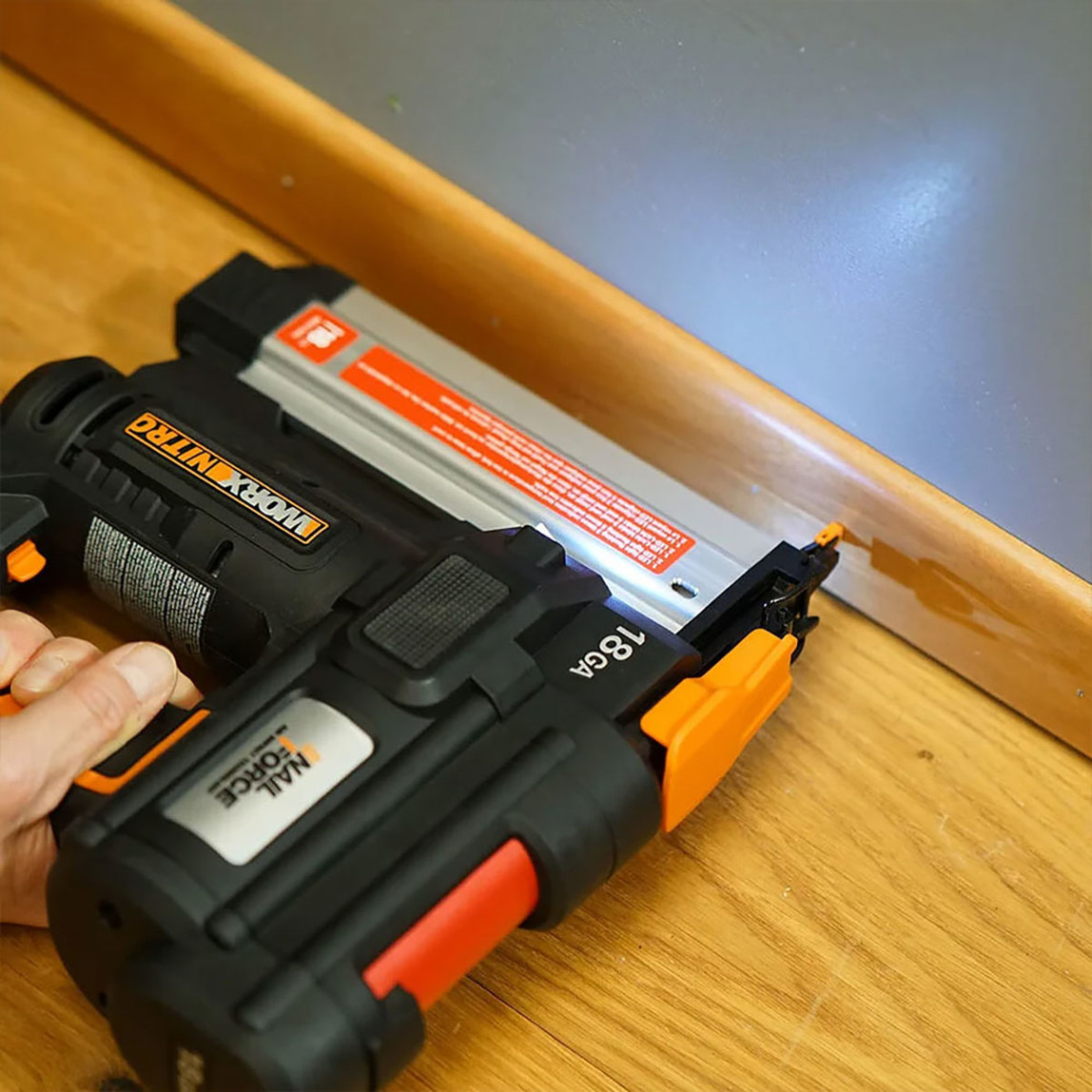    Worx WX842 20 Volt 2.0Ah Li-ion 15-50 mm Profesyonel Şarjlı Çivi Çakma Makinesi (2700 Adet Yedek Çivi Hediye) 