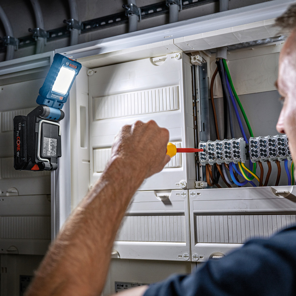    Bosch GLI 18V-800 Hw-Akülü Lamba 