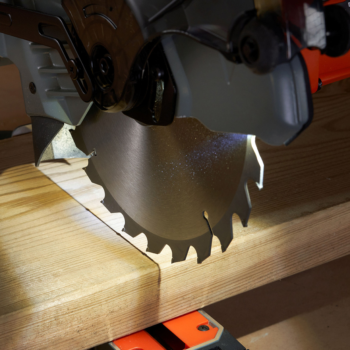    Black&Decker BES702-QS 1500W Gönye Testere 