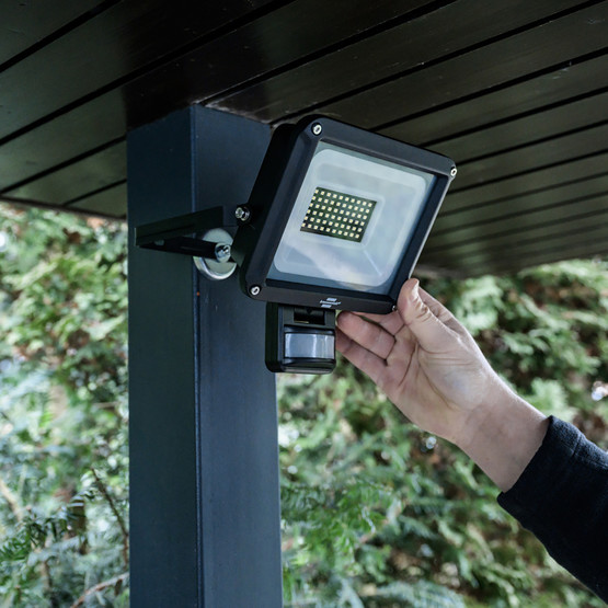 LED Dış Mekan Hareket Sensörlü Projektör - 3450 lm, IP65, 6500K
