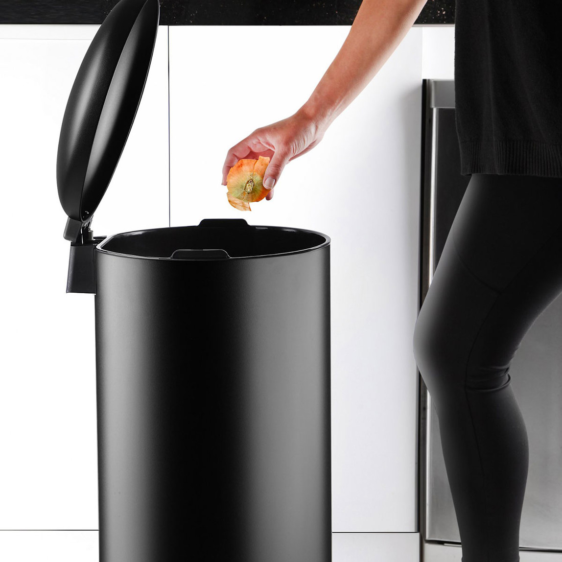    Bombe Kapaklı Çöp Kovası 40L Mat Siyah 