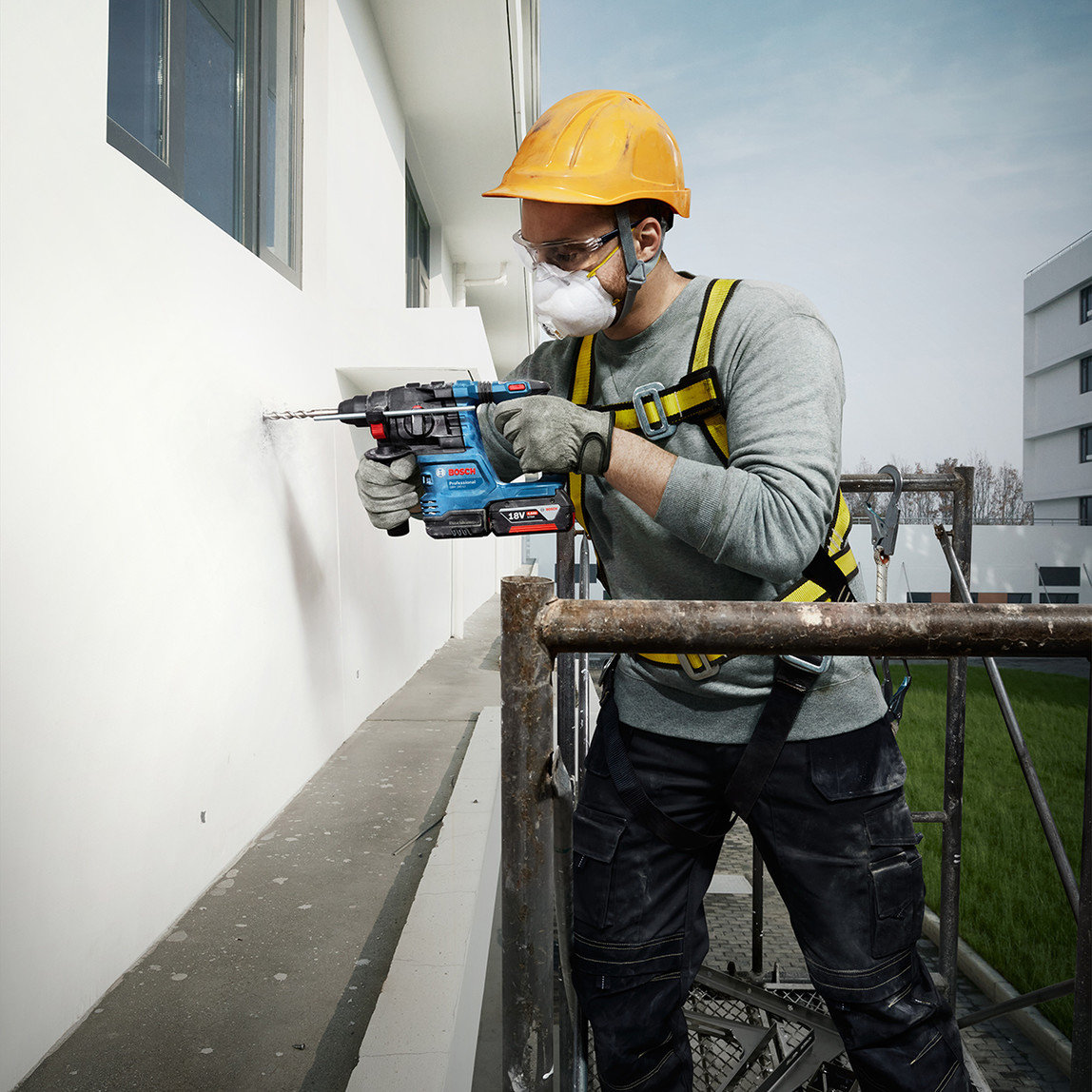    Bosch GSR18V45+GWS18V8+GBH18V22+3x4Ah+GAL18V40 Profesyonel 3'lü Makine Seti   