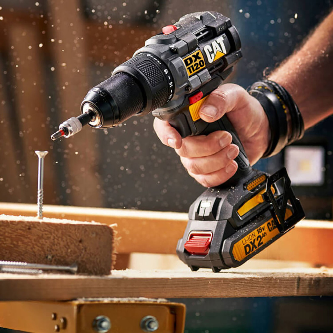    Cat DX1120 18Volt/2.0Ah Li-ion Çift Akülü Kömürsüz Profesyonel Şarjlı Darbeli Matkap + DA01902 45 Parça Vidalama Uç Seti 