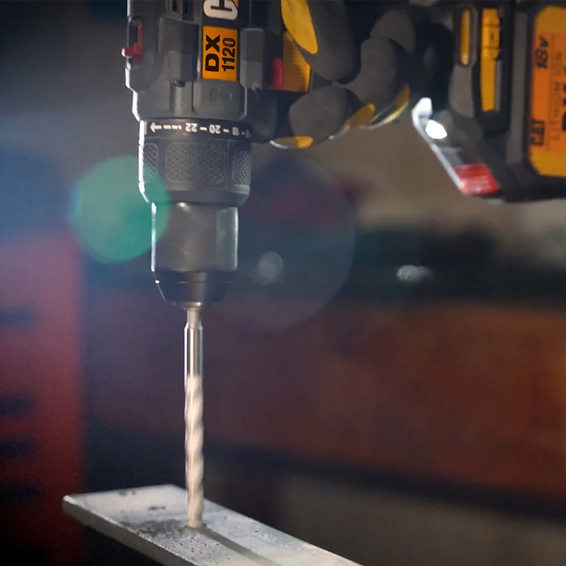    Cat DXK201 18Volt/2.0Ah Li-ion Çift Akülü Kömürsüz Profesyonel Şarjlı Darbeli Matkap + DX7030 Kömürsüz Darbeli Tornavida + DA01903 201 Parça Uç Seti Kombo Set 