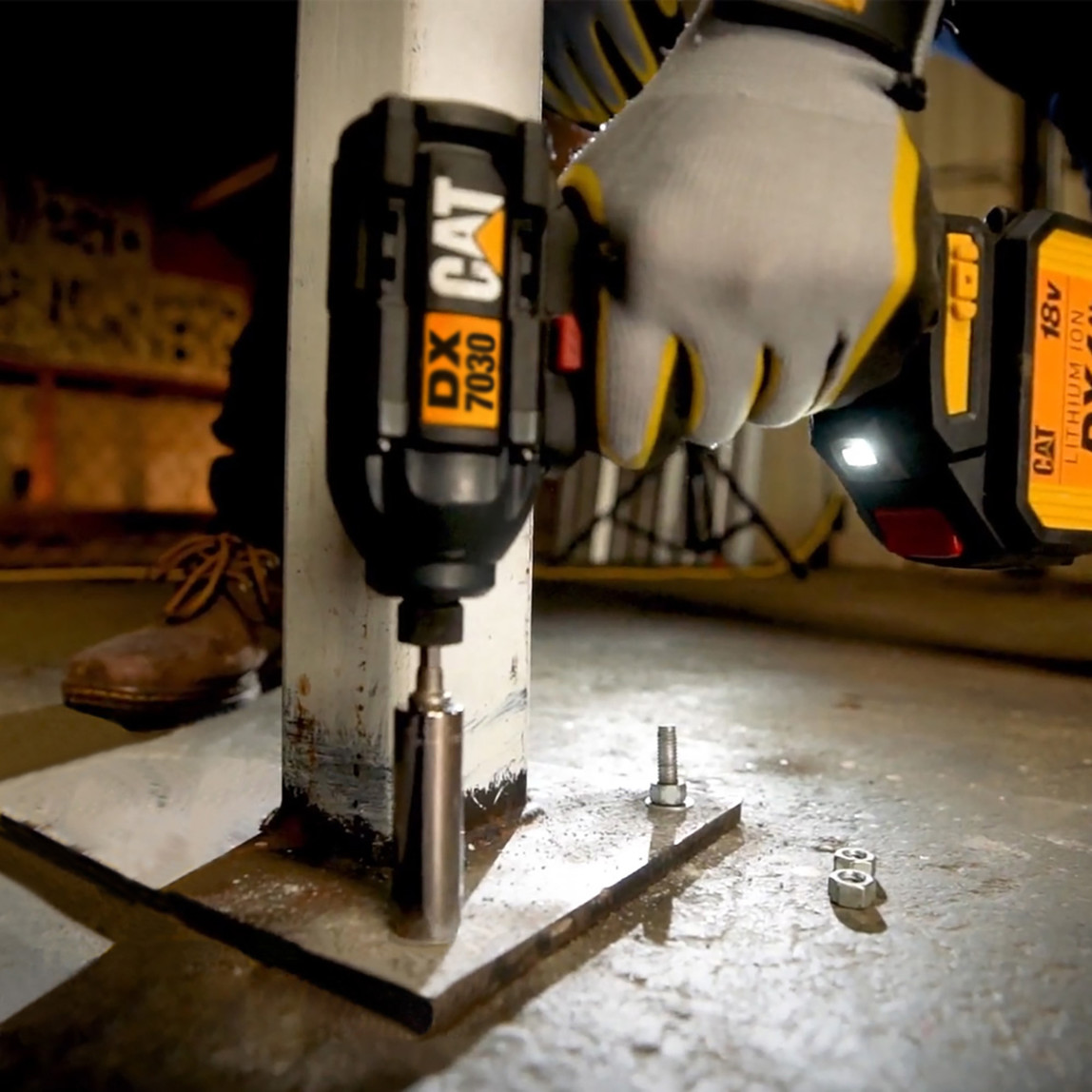    Cat DXK201 18Volt/2.0Ah Li-ion Çift Akülü Kömürsüz Profesyonel Şarjlı Darbeli Matkap + DX7030 Kömürsüz Darbeli Tornavida + DA01903 201 Parça Uç Seti Kombo Set 