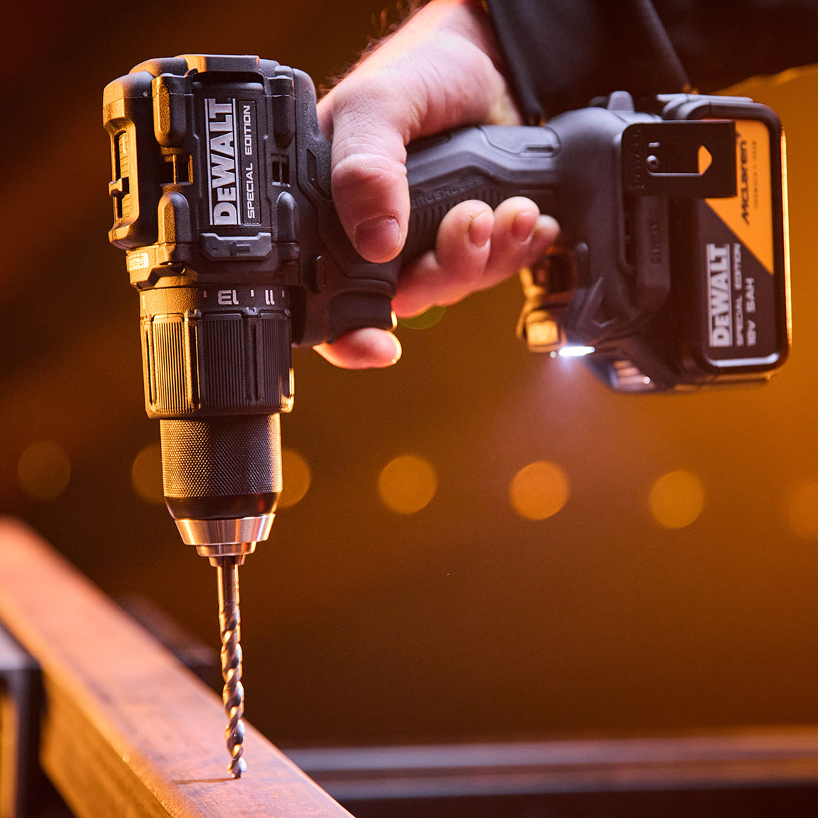    Dewalt DCK2222MP2T-QW Mclaren 2'li Şarjlı Vidalama ve Kömürsüz Akülü Darbeli Makine Seti (2x5Ah Akü) 
