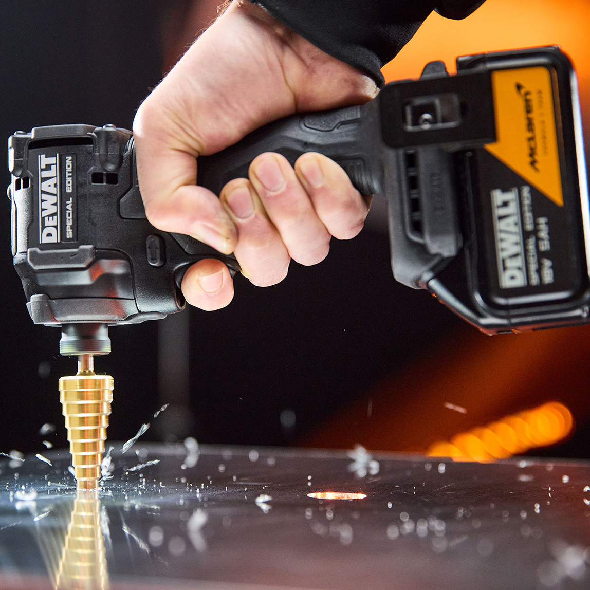    Dewalt DCK2222MP2T-QW Mclaren 2'li Şarjlı Vidalama ve Kömürsüz Akülü Darbeli Makine Seti (2x5Ah Akü) 