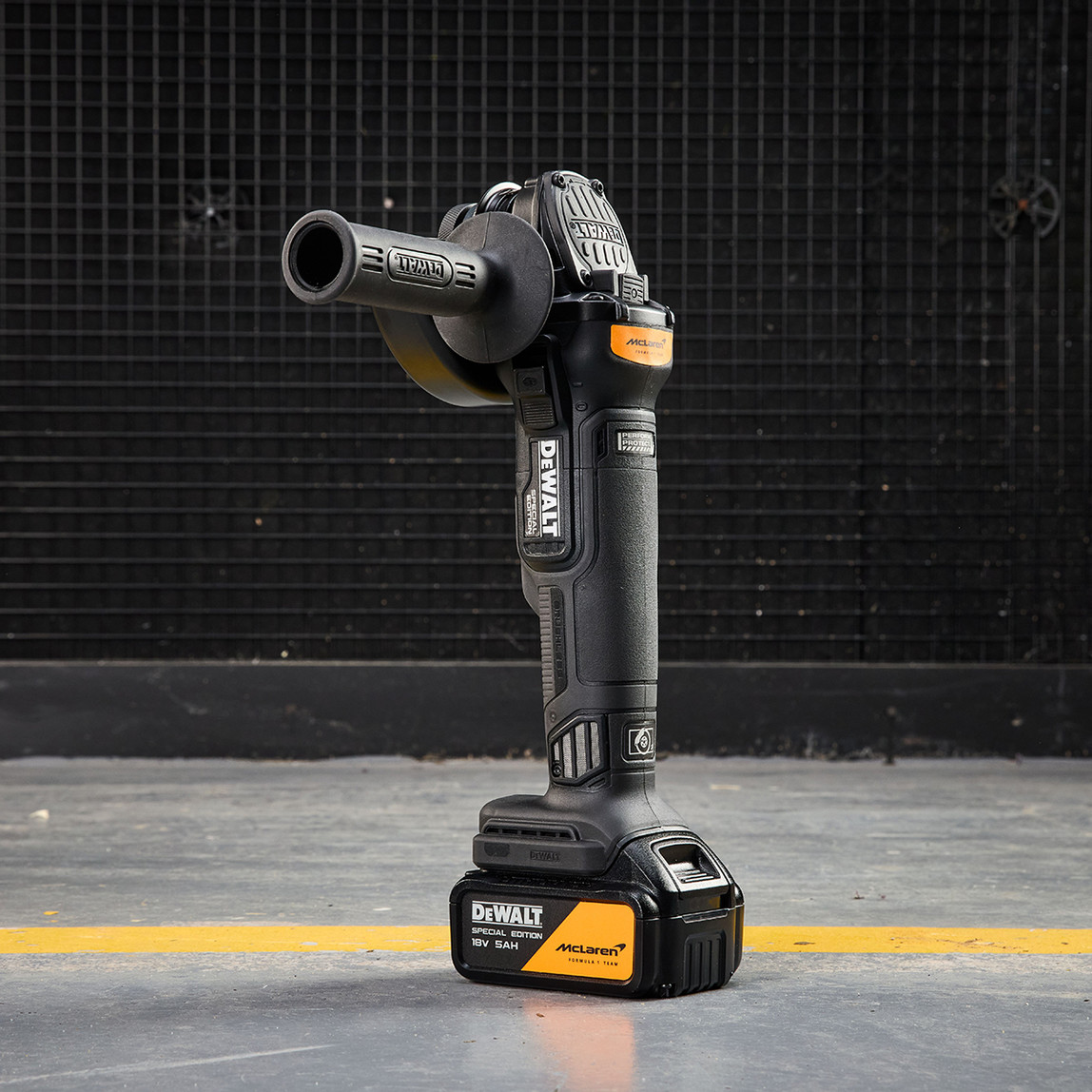    Dewalt Dcg45Mp2T-Qw Mclaren 125 mm Akülü Taşlama + 2x5 Ah Akü Set 
