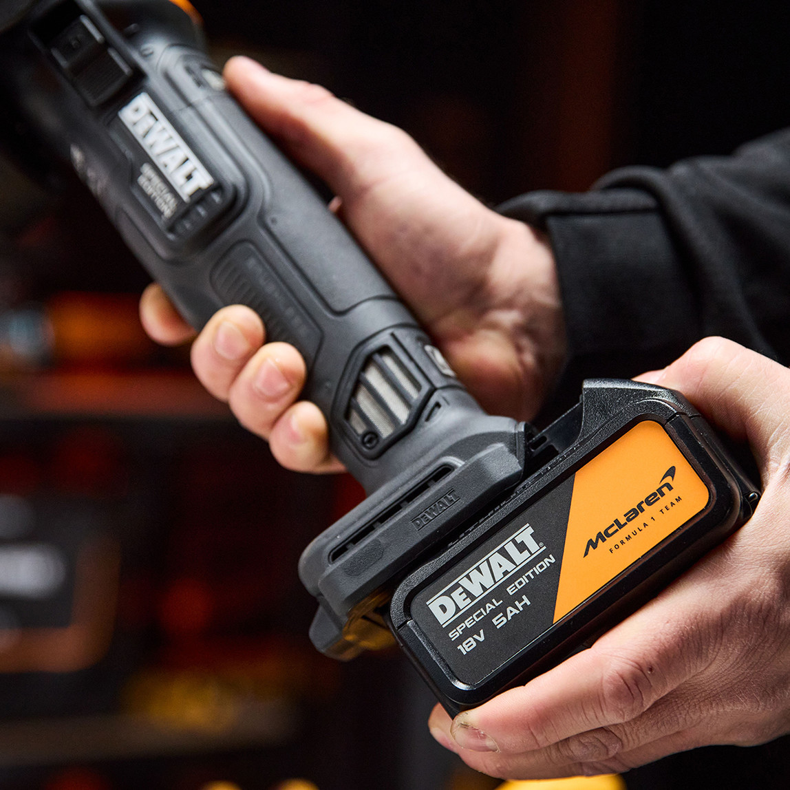    Dewalt Dcg45Mp2T-Qw Mclaren 125 mm Akülü Taşlama + 2x5 Ah Akü Set 