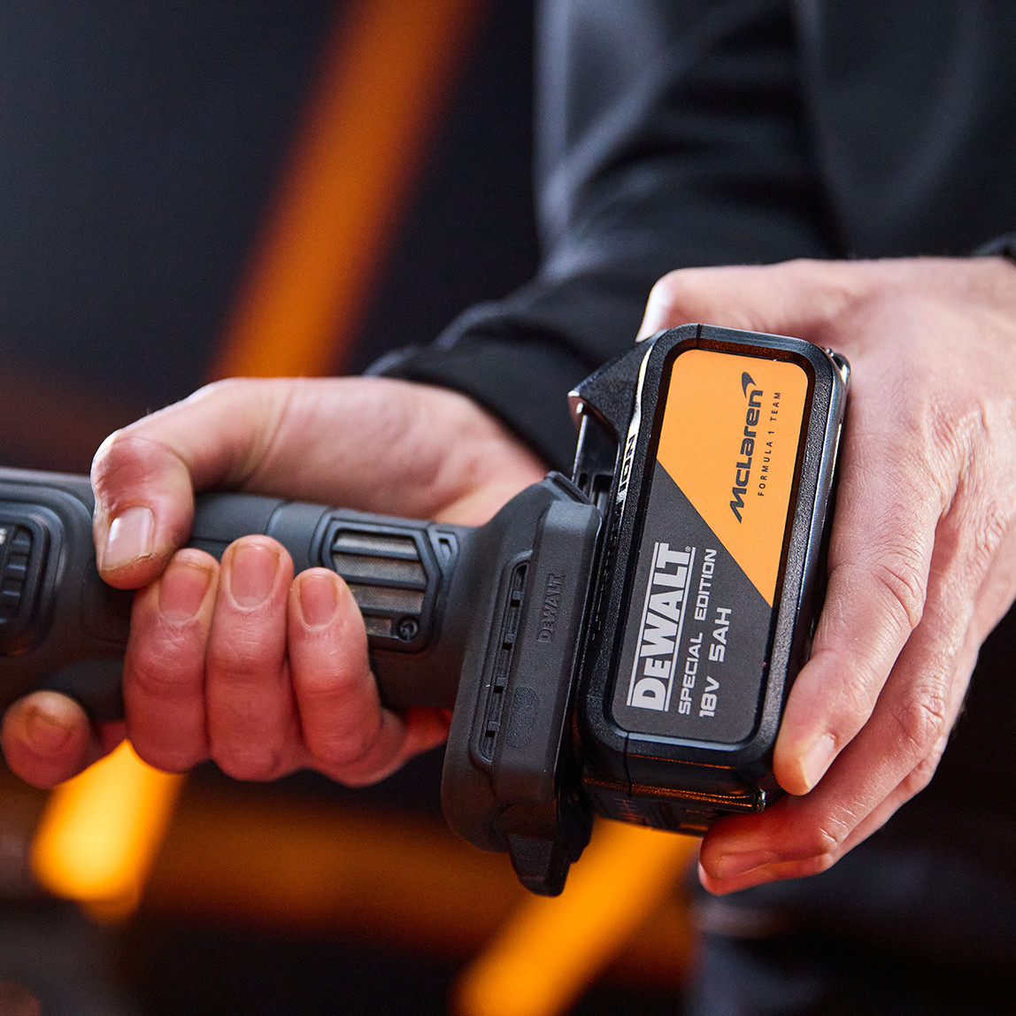   Dewalt Dcg45Mp2T-Qw Mclaren 125 mm Akülü Taşlama + 2x5 Ah Akü Set 