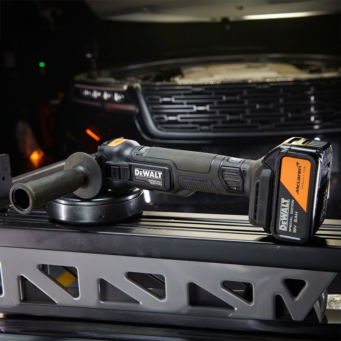   Dewalt Dcg45Mp2T-Qw Mclaren 125 mm Akülü Taşlama + 2x5 Ah Akü Set 