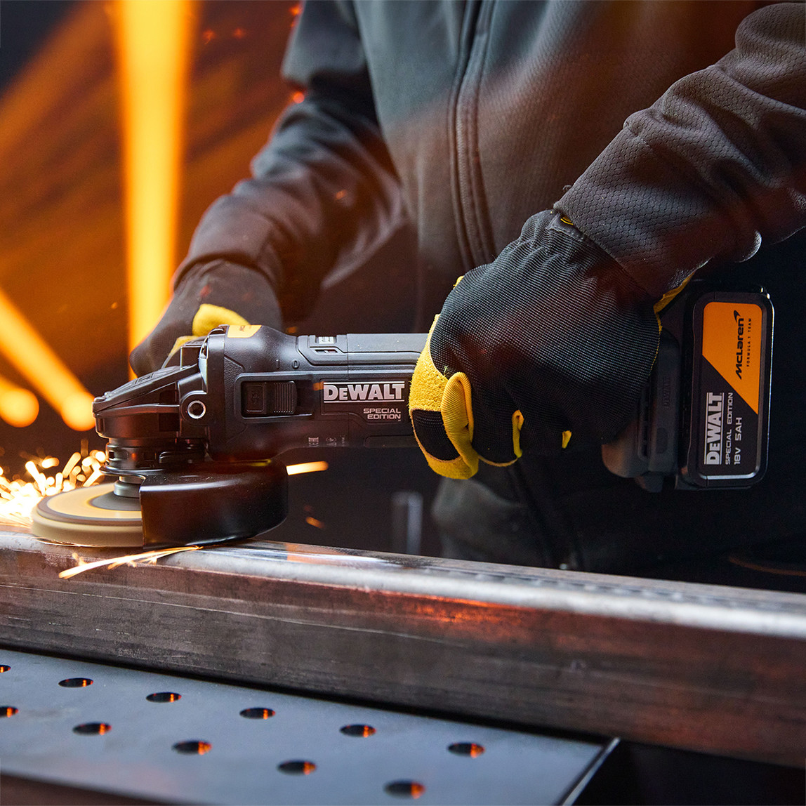    Dewalt Dcg45Mp2T-Qw Mclaren 125 mm Akülü Taşlama + 2x5 Ah Akü Set 