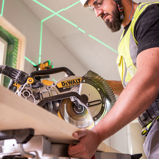 Dewalt 18V 305 mm Kayar Solo Gönye Testere (Akü ve Şarj Cihazı Dahil Değildir.)